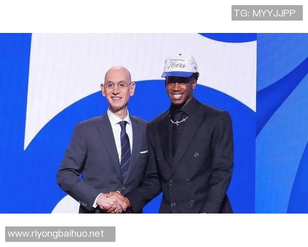 2025届状元秀探花秀！弗拉格和VJ·埃奇库姆赛后交换了球衣